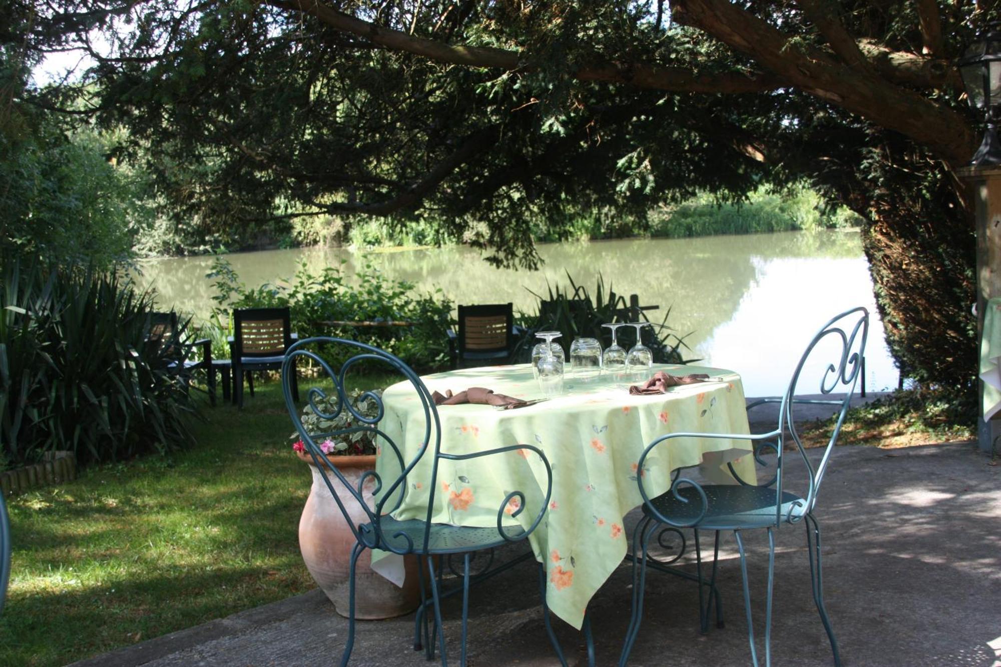 L'Auberge Du Port Des Roches Luche-Pringe Buitenkant foto